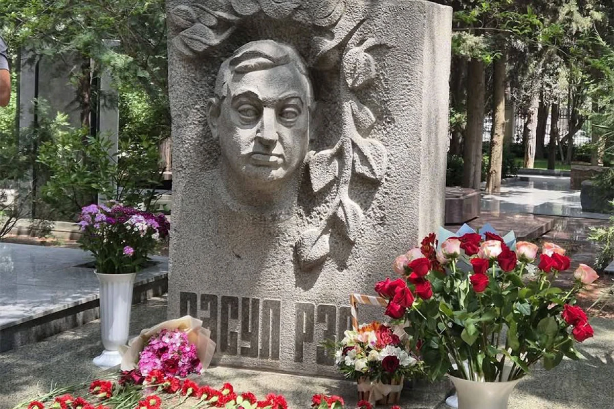 Xalq şairi [[Rəsul Rzanın məzarı]] ziyarət olundu