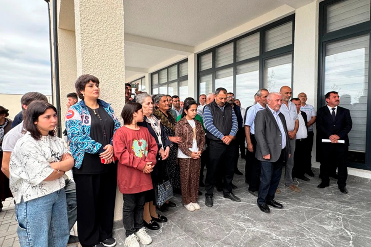 Kəngərli kəndinə köçən daha [[50 ailəyə mənzillərin açarları]] təqdim edildi