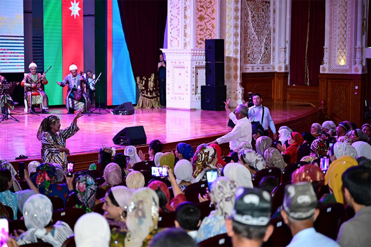 Tacikistanda [[Azərbaycan Qədim Musiqi Alətləri Ansamblının konserti]] böyük coşqu ilə qarşılandı
