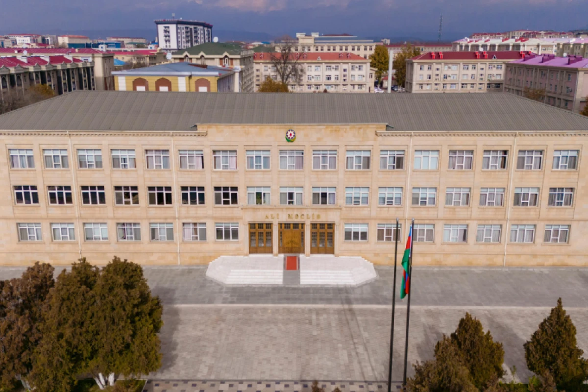 Cəzaçəkmə müəssisəsinə qadağan olunmuş əşya keçirən əməkdaş saxlanıldı
