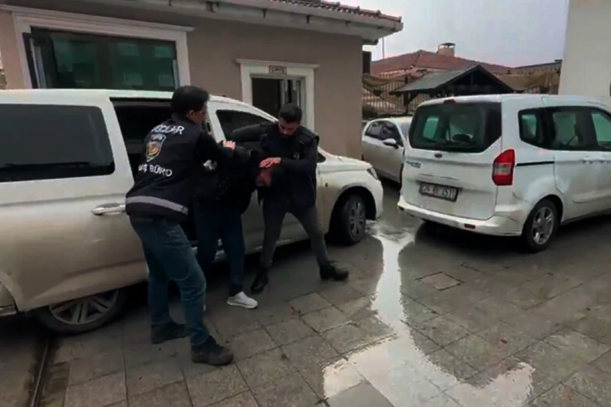 Türkiyə parlamentinin önündə [[atəş səsləri eşidildi]]