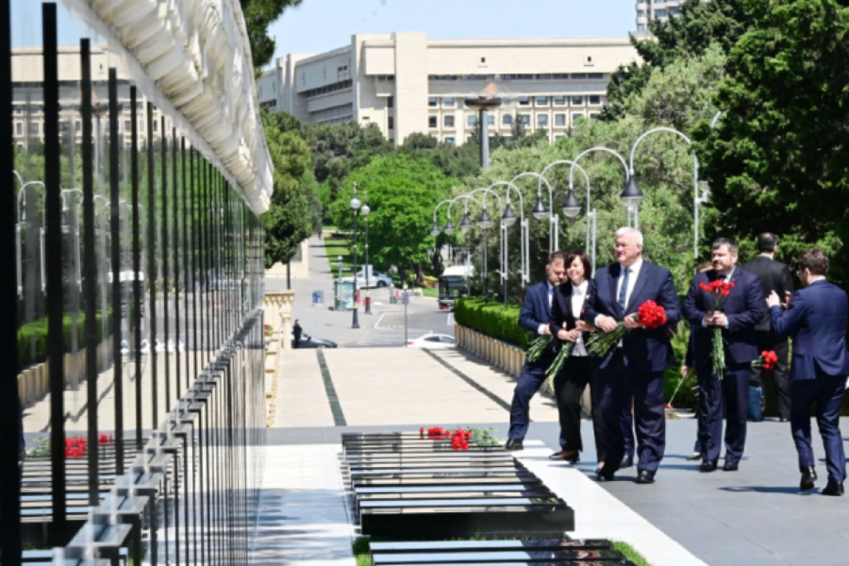 Sibiqa Zəfər parkını və Şəhidlər xiyabanını ziyarət etdi