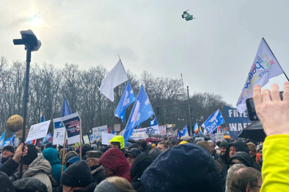 Amsterdamda sülhə dəstək və Ukraynaya silah tədarükünə [[etiraz yürüşü keçirildi]]