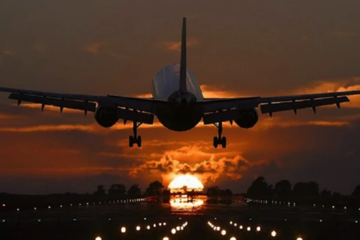 [[İstanbuldan Tbilisiyə uçan]] təyyarə Bakı aeroportuna məcburi eniş etdi