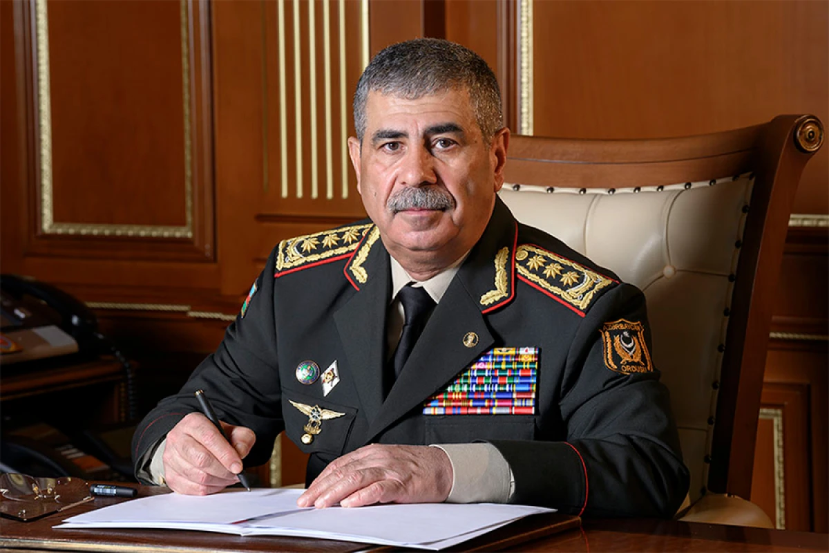 Müdafiə naziri [[Azərbaycan Ordusunun şəxsi heyətinə]] təbrik ünvanladı