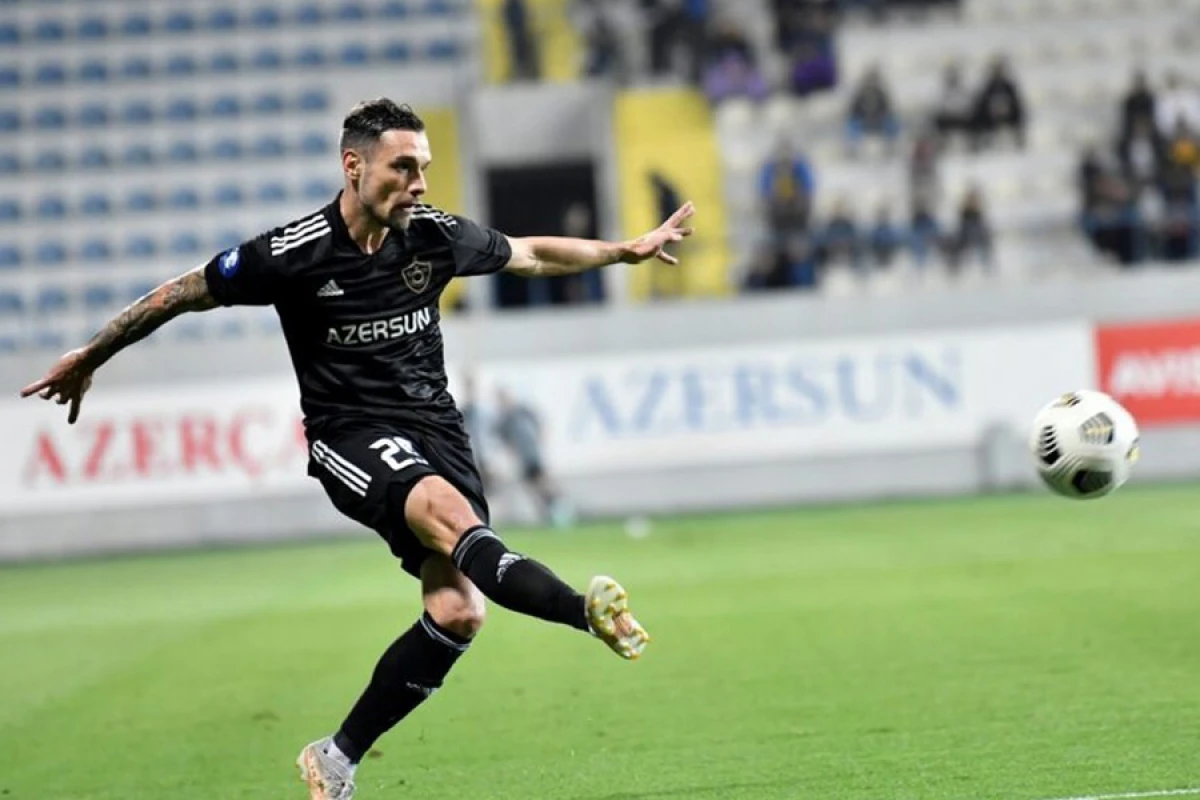 Daha bir futbolçu "Qarabağ"la vidalaşdı