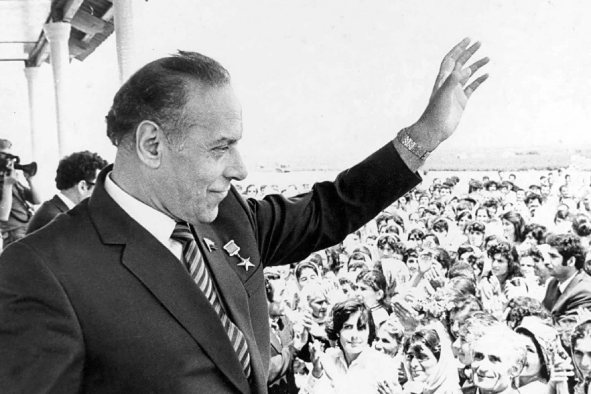 Zəfərin başlanğıcı: [[Milli Qurtuluş Günü]]