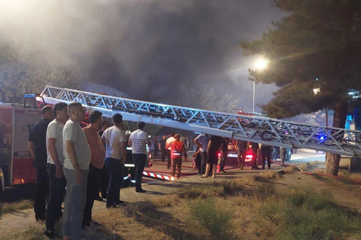 Şirvanda yaşayış binası yanır
