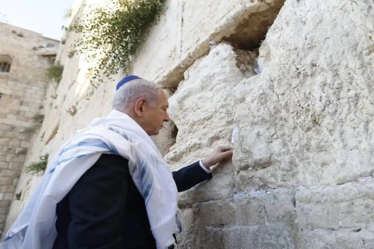 Netanyahu [["ağlama divarı"nı]] ziyarət etdi