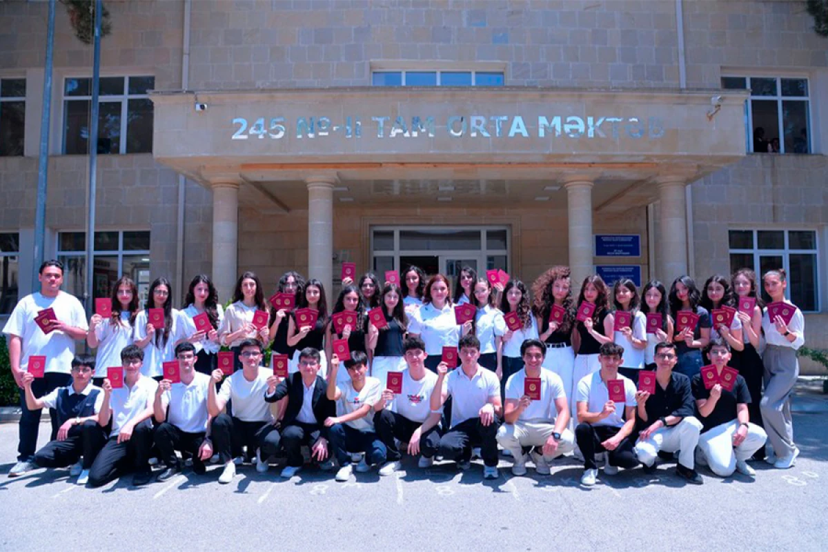 Bakıda [[2 213 nəfər]] məktəbi fərqlənmə attestatı ilə bitirdi