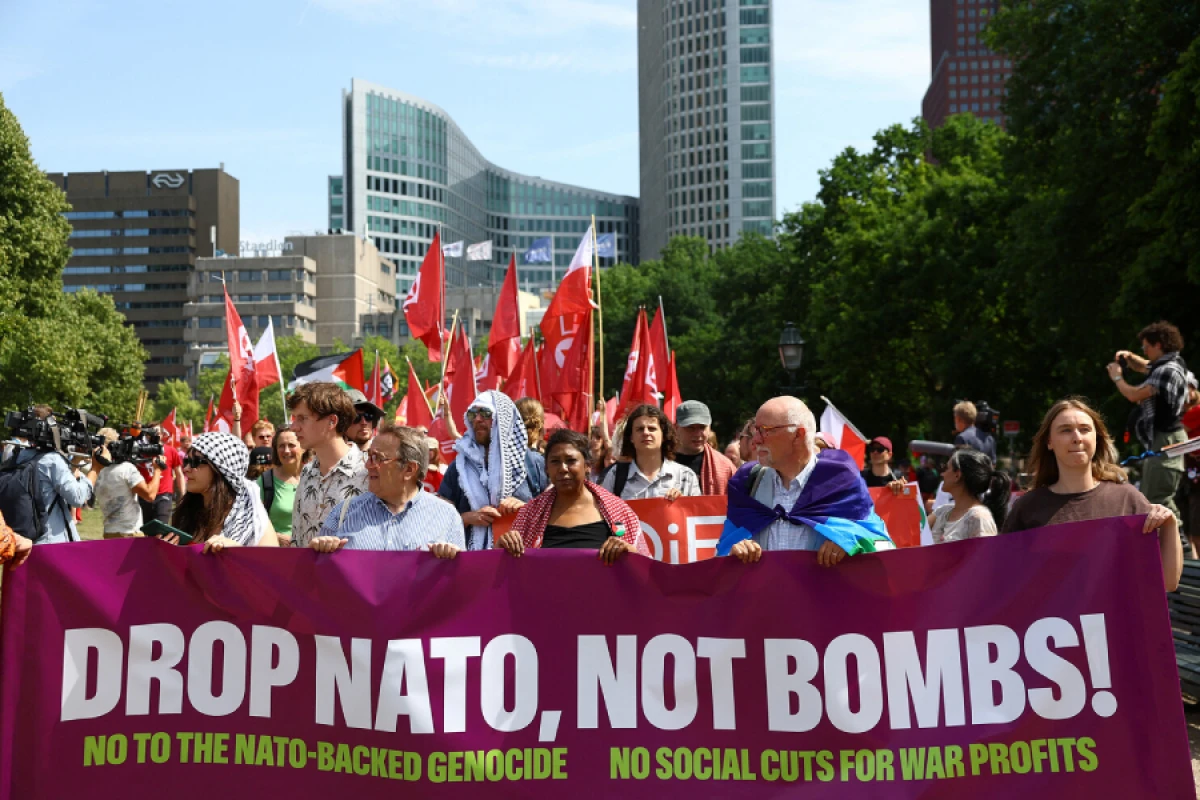 Haaqada NATO sammitinə qarşı nümayiş başladı