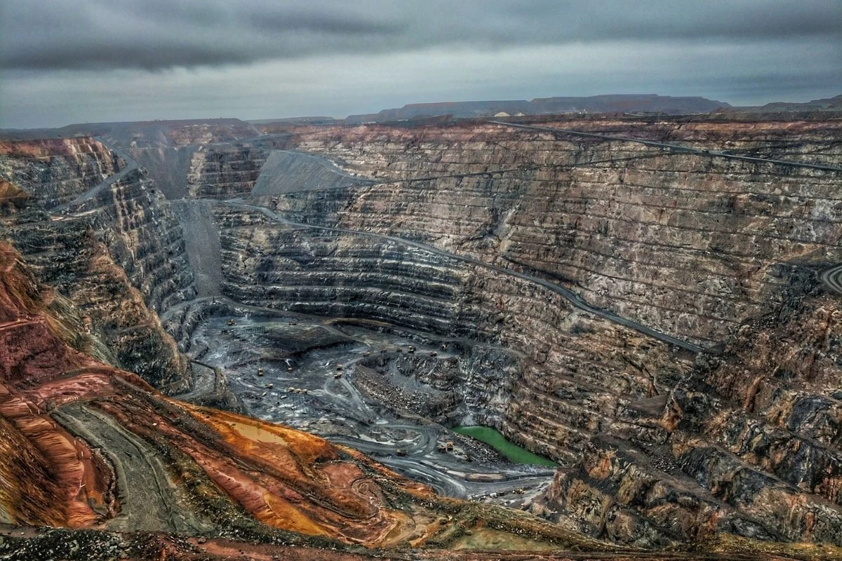 Rusiya irəliləyişi Ukraynanın metal yataqlarına [[çıxışını məhdudlaşdırır]]