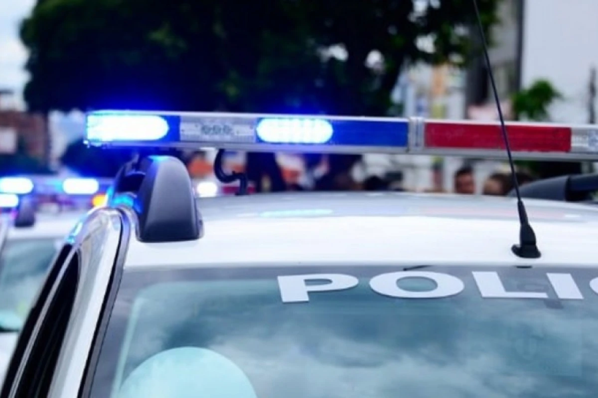 İrəvanda naməlum şəxs [[polis avtomobilini oğurlayaraq]] qaçdı