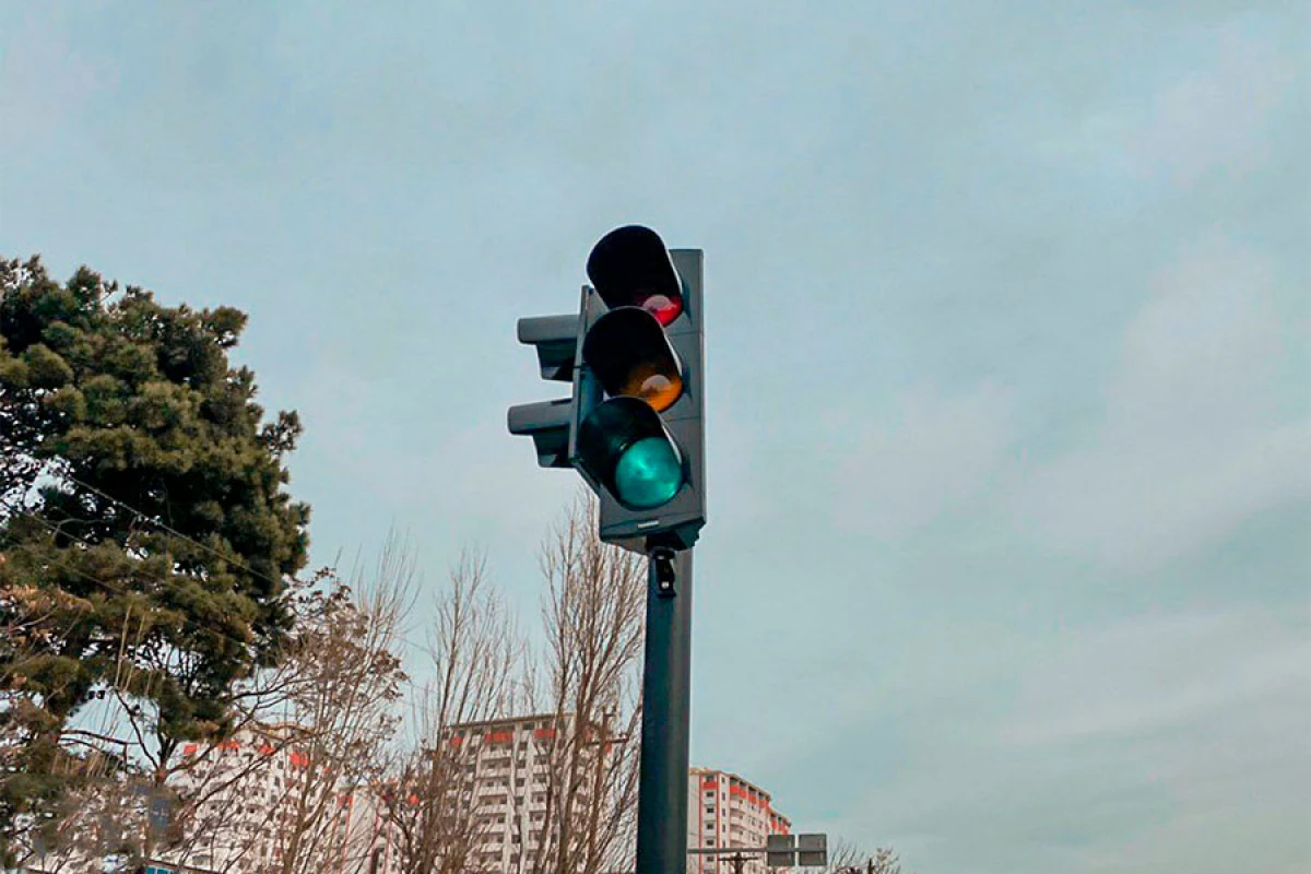 Paytaxtın [[bu küçələrinin kəsişməsində]] işıqforlar quraşdırıldı