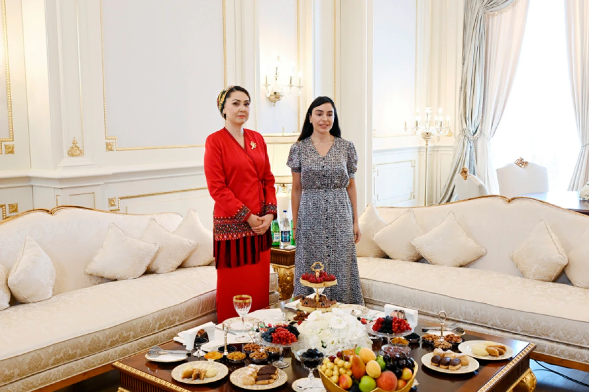 Qurbanqulu Berdiməhəmmədovun qızı [[Oquldjaxan Atabayeva və Leyla Əliyeva]] Heydər Əliyev Mərkəzində oldular