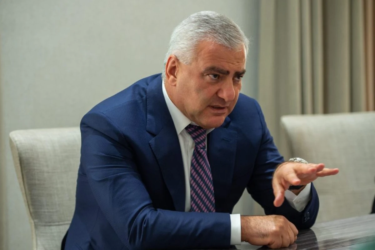 Karapetyan Ermənistan hökumətinə qarşı [[qalib gəldi]]