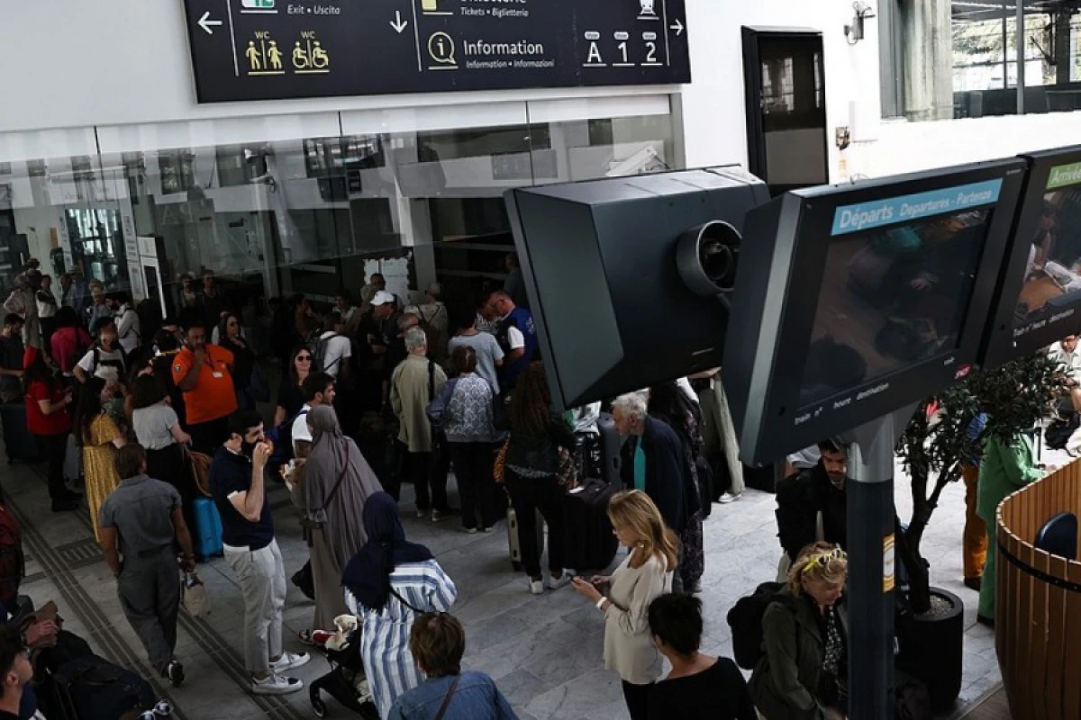 Fransada sərnişinlərindən 350 min avro oğurlandı