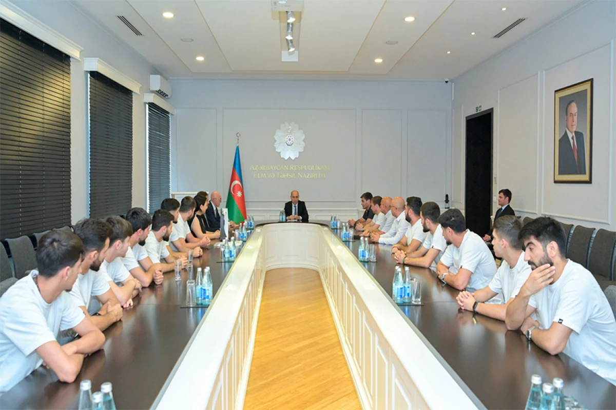 Emin Əmrullayev [[Futzal üzrə Universitetlərarası Avropa Çempionatının qalibləri ilə]] görüşdü