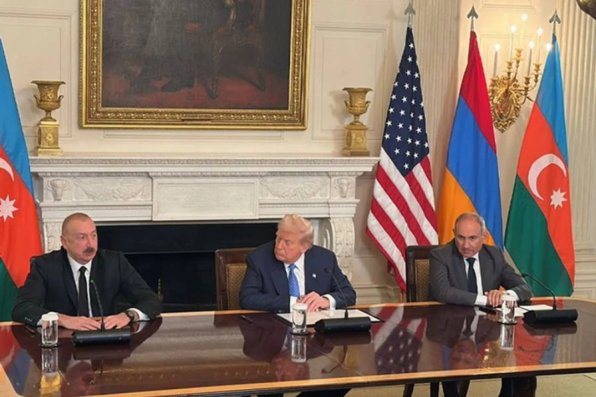 Tramp Azərbaycan və Ermənistan liderləri ilə [[görüşdən paylaşım etdi]]