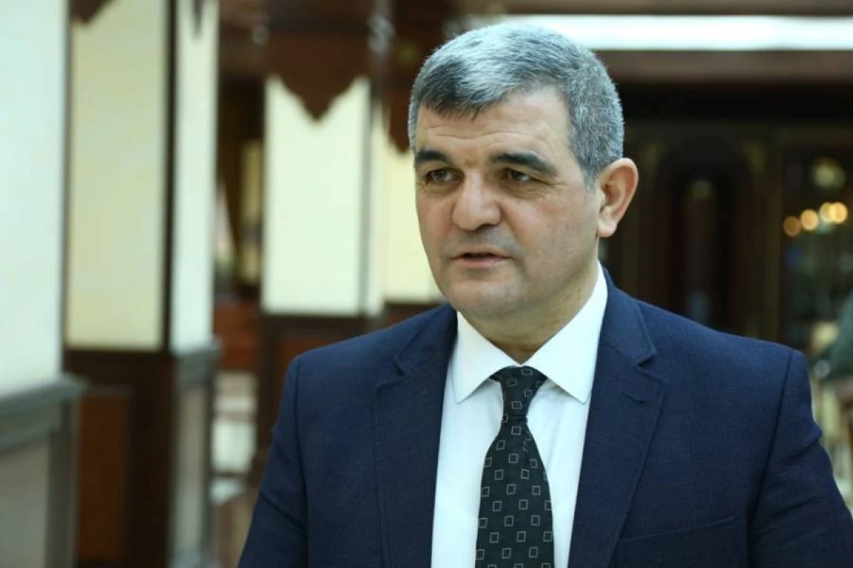 [[Fazil Mustafa:]] "Bundan sonra ürək sözlərinizi Trampa yazarsınız!"