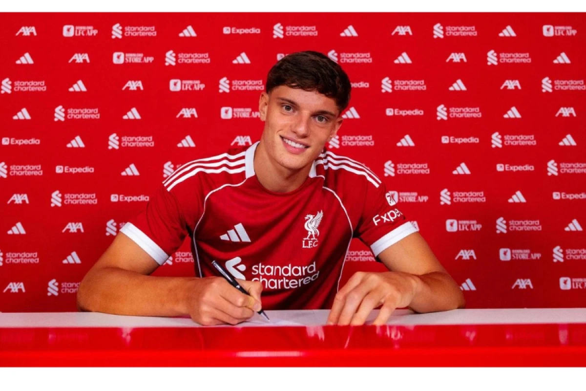 [["Liverpul"]] 18 yaşlı müdafiəçini transfer etdi