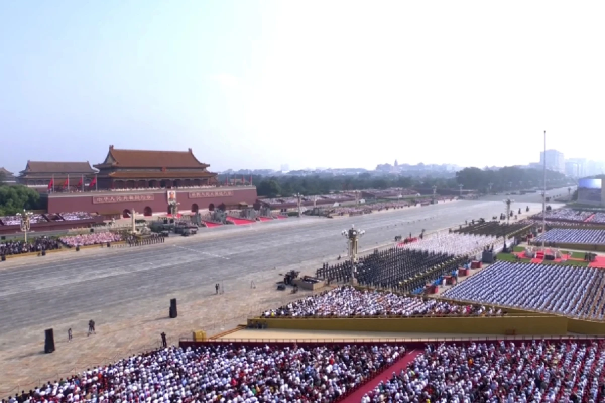 [[Prezident və birinci xanım]] Pekində Qələbə paradını izlədilər