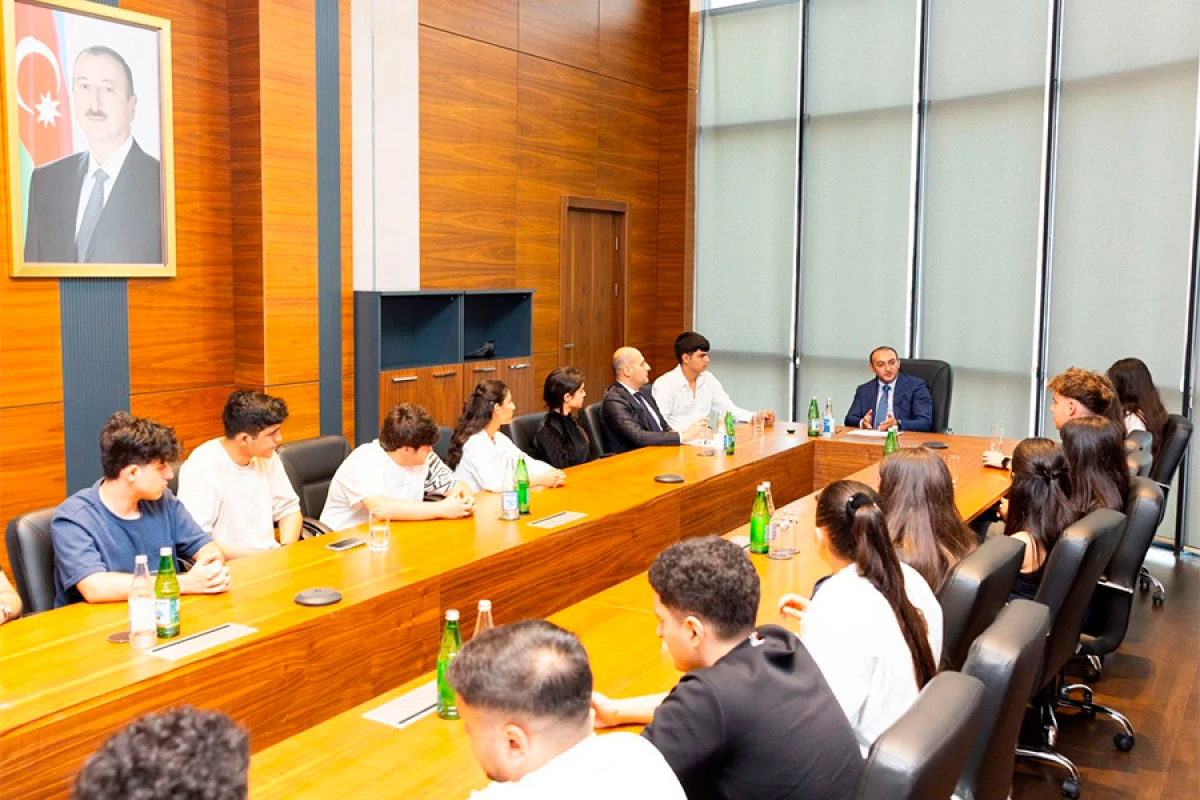 Tələbə adını qazanan [[şəhid övladlarına]] mükafatı təqdim edilir