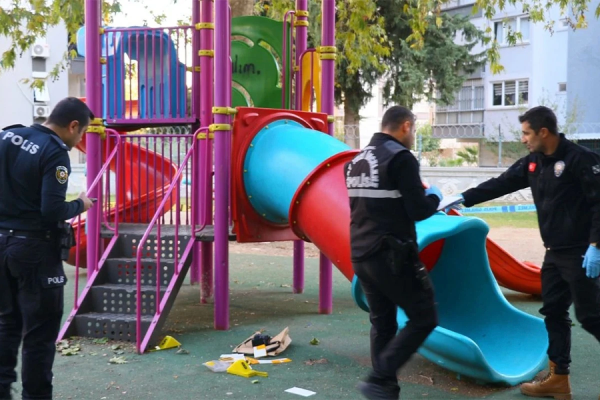 Parkda oynayan [[uşağa]] güllə dəydi