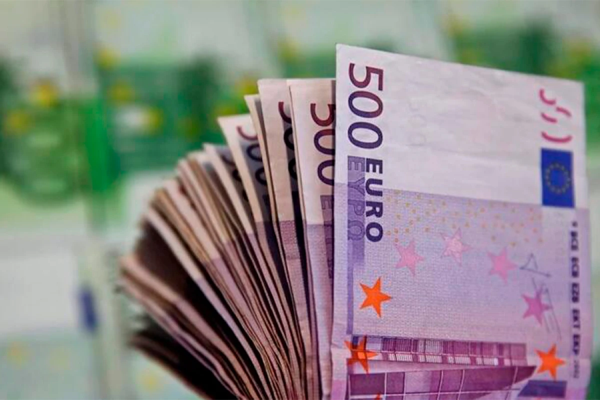 Avro və lirə bahalaşdı, [[rubl ucuzlaşdı]]