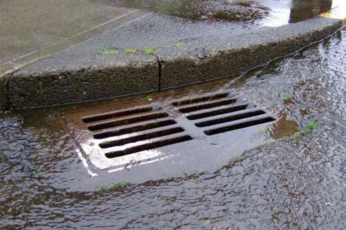 Bakıda leysan zamanı [[suların kənarlaşdırılması üçün]] yeni kollektorlar salınır