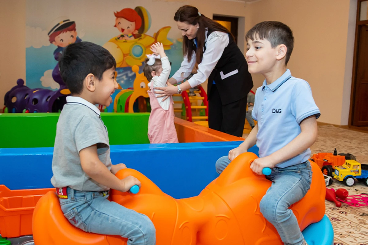 Uşaq evlərində [[500-ə yaxın]] uşaq dövlət qayğısı ilə əhatə olunur