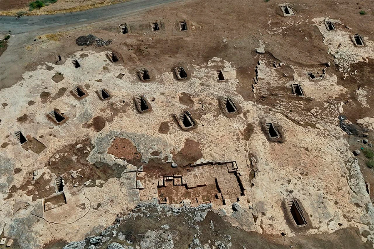 Antik şəhərdə [[8 otaqlı qəbir]] aşkar edildi