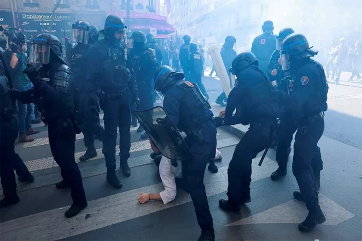 Fransada [[300-dən çox etirazçı]] saxlanıldı