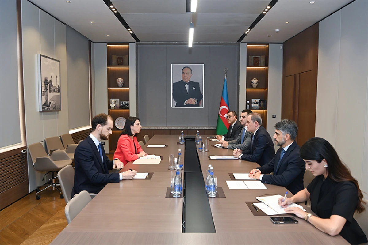 Fransa səfiri etimadnaməsinin surətini [[Azərbaycan XİN başçısına]] təqdim etdi