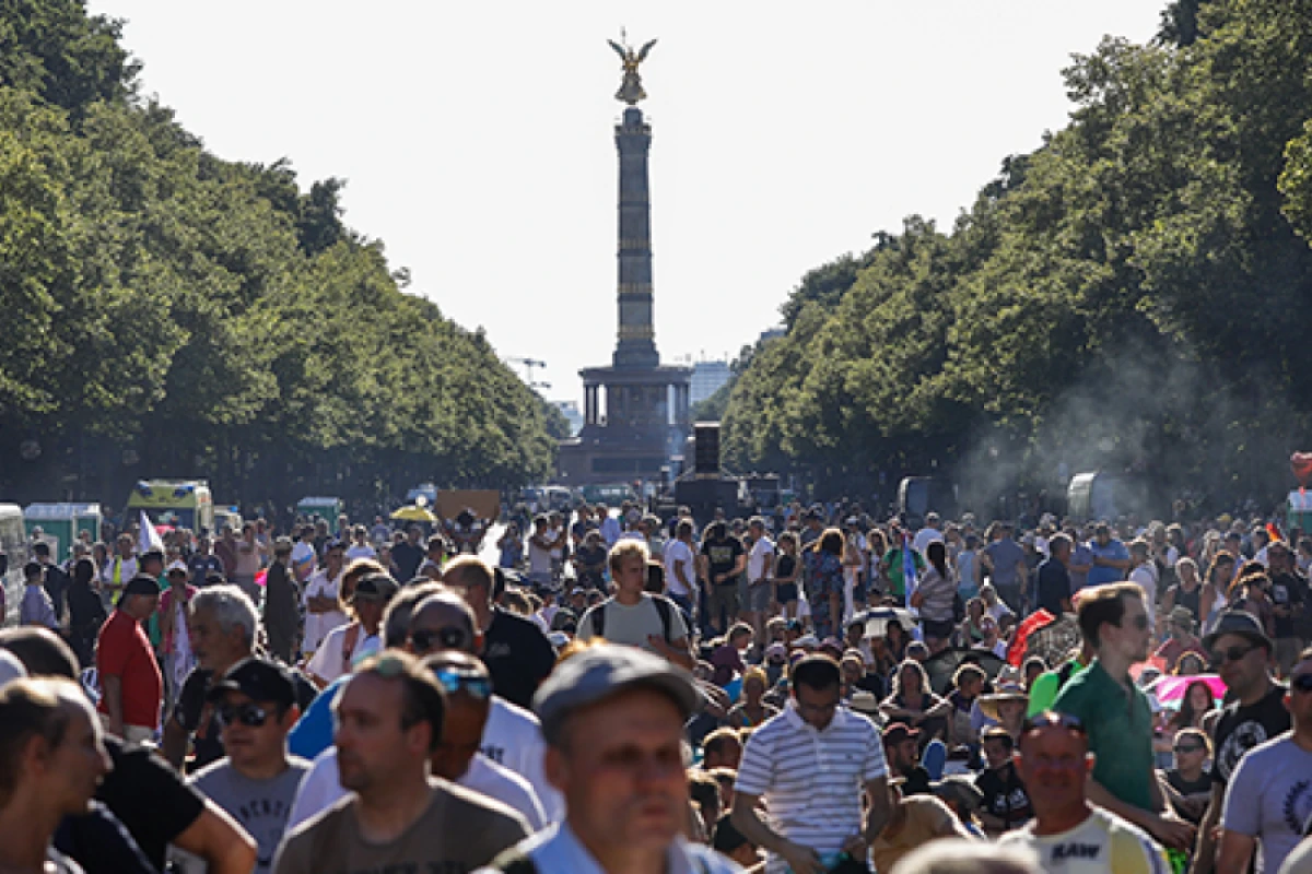 Berlində [[10 minə yaxın insan]] təxliyə edildi