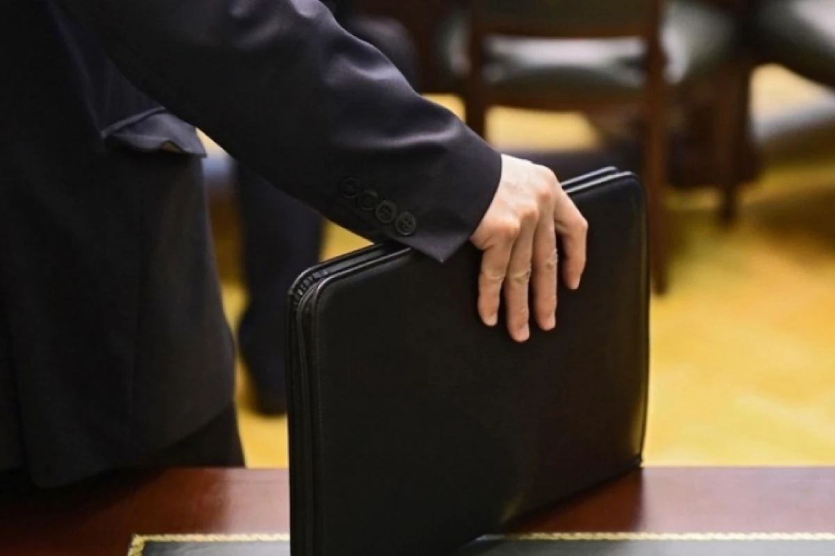 Pul yığdığı iddia edilən [[direktor vəzifəsindən azad edildi]]