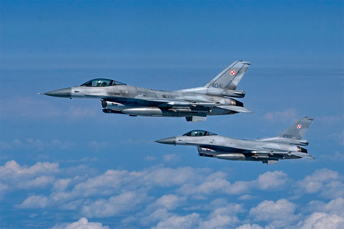 Polşa Ukrayna sərhədində olan [[döyüş təyyarələrini]] öz aerodromlarına qaytardı