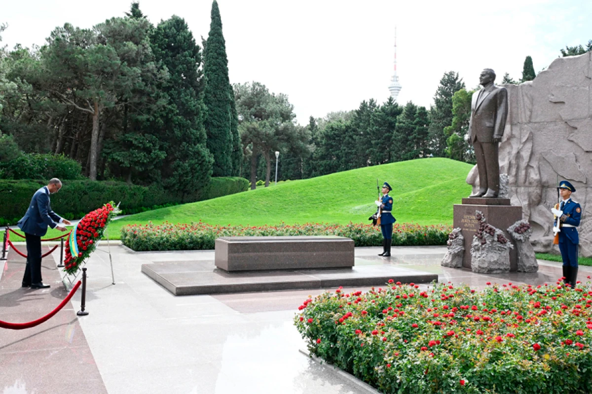 Ruanda Prezidenti [[Ulu Öndər Heydər Əliyevin məzarını]] ziyarət etdi