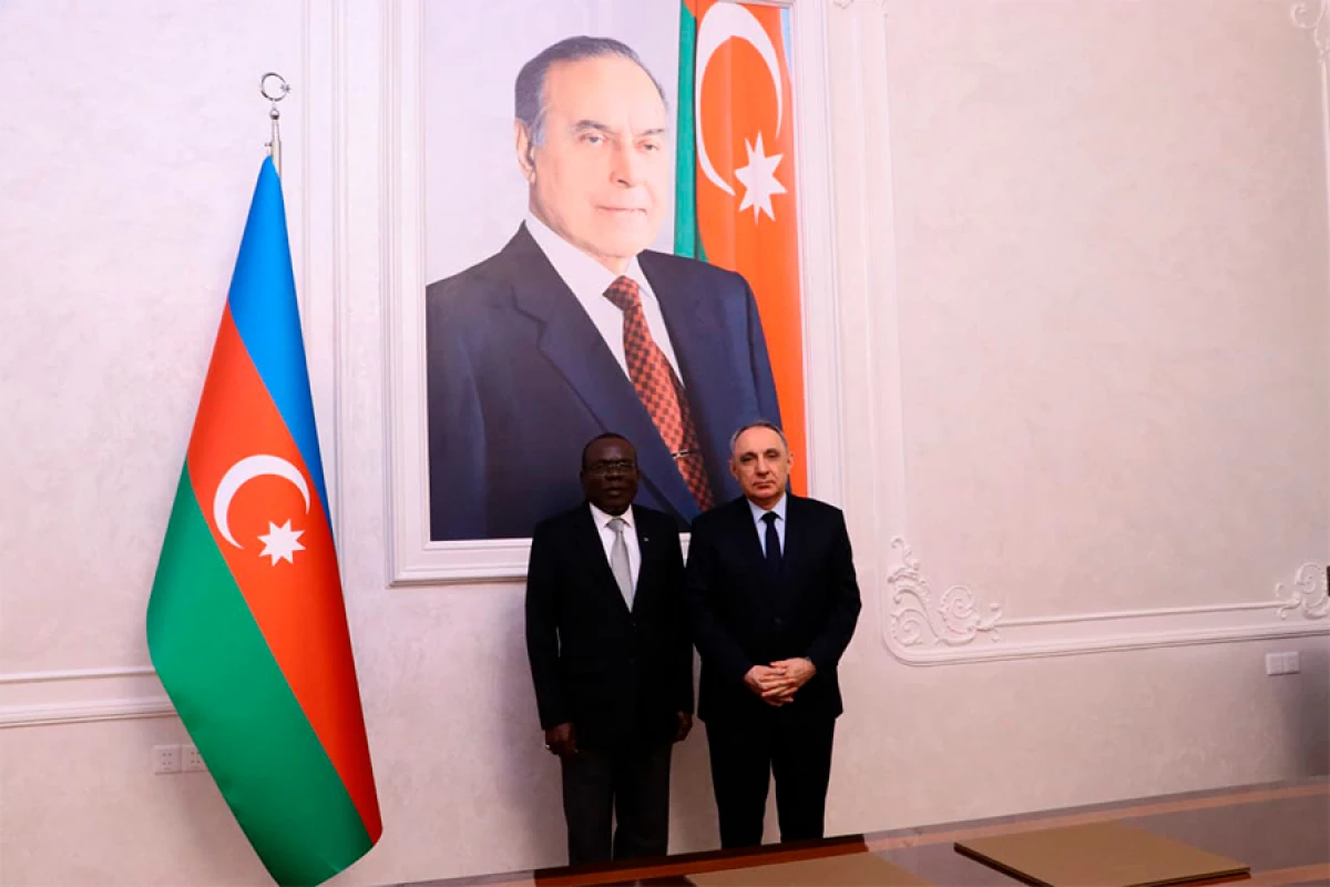 Uqanda Dövlət Prokurorluğunun direktoru [[Azərbaycanda səfərdədir]]