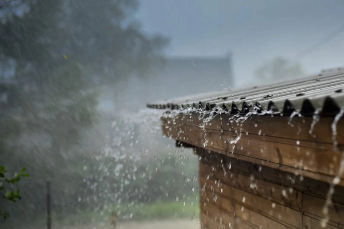 Leysan yağır, şimşək çaxır [[- FAKTİKİ HAVA]]