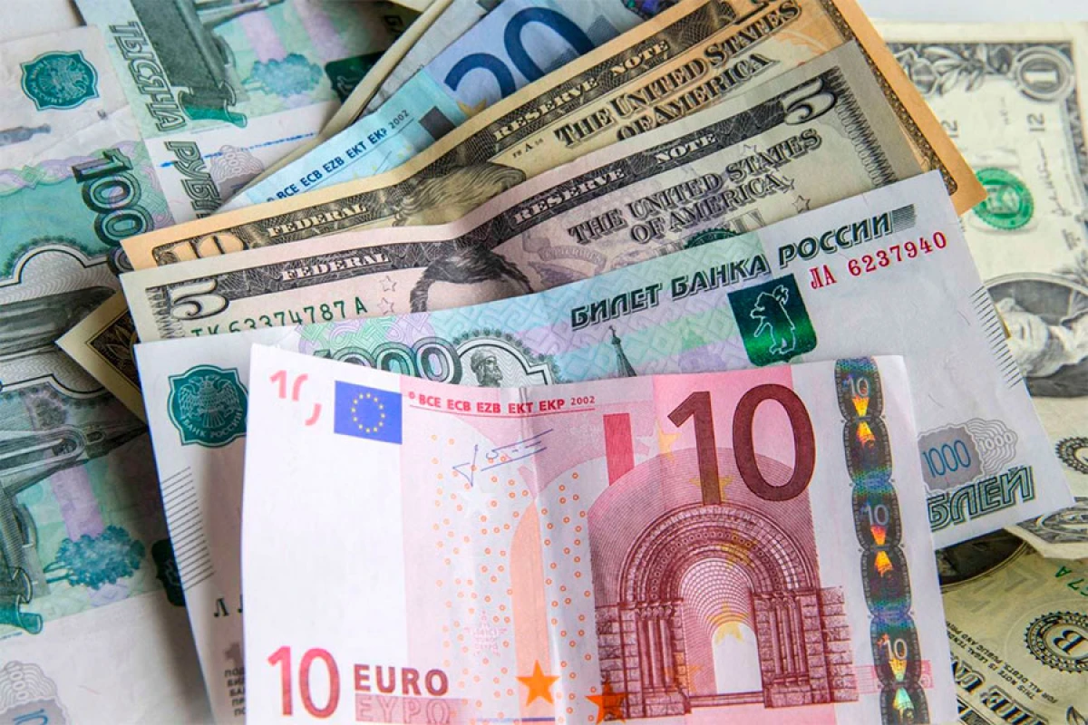 Avro bahalaşdı, [[rubl ucuzlaşdı]]