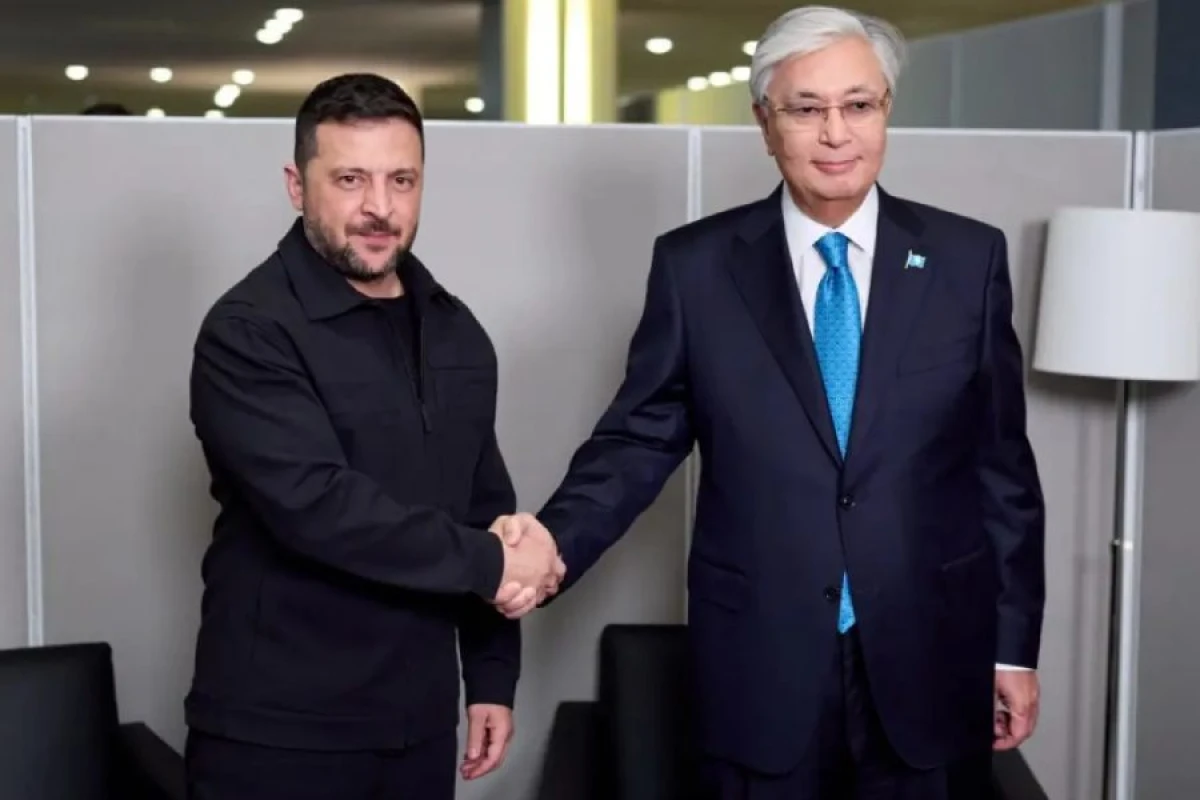 Tokayev Zelenski ilə [[görüşdü]]