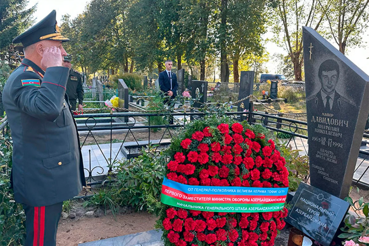 [[Baş Qərargah rəisi]] Belarusda Azərbaycanın Milli Qəhrəmanının məzarını ziyarət etdi