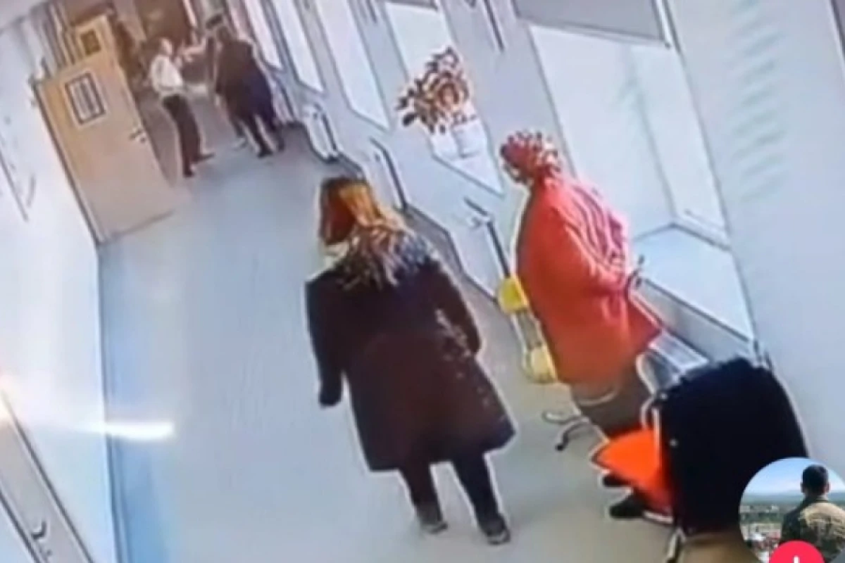 Direktor müavini [[şagirdi və xadiməni döydü]]