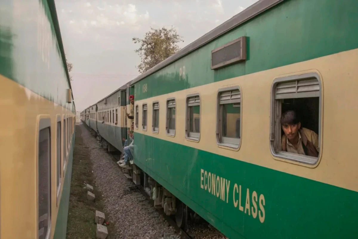 Pakistanda qatara hücum edildi: [[Yaralılar var]]