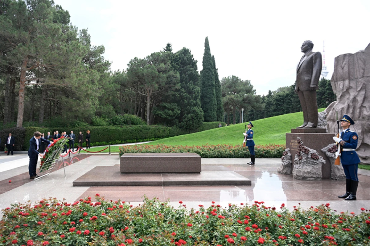 Serbiya Milli Assambleyasının sədri [[Ulu Öndərin məzarını və Şəhidlər xiyabanını]] ziyarət etdi