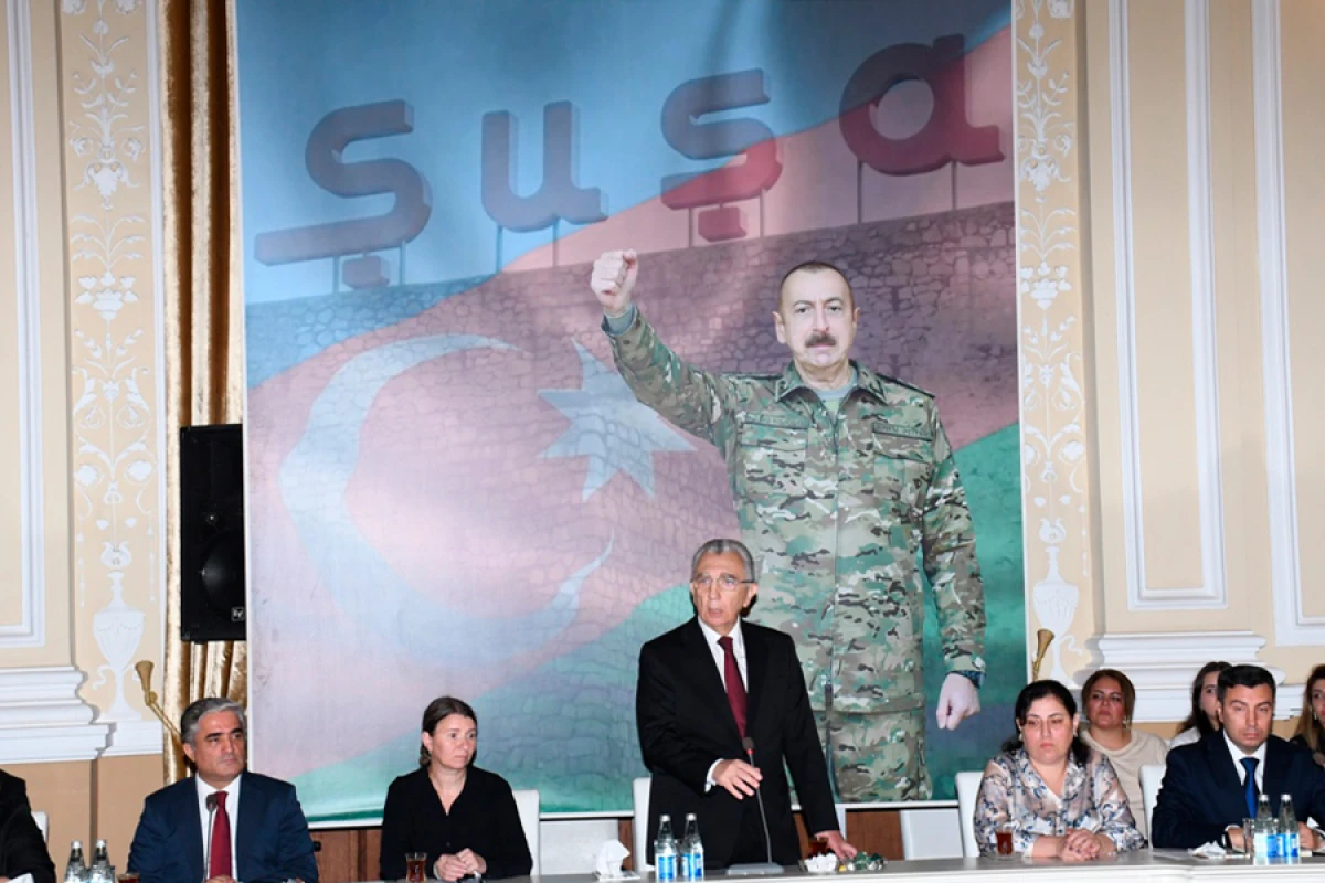 Eldar Əzizov [[şəhid ailələri]] ilə görüşdü