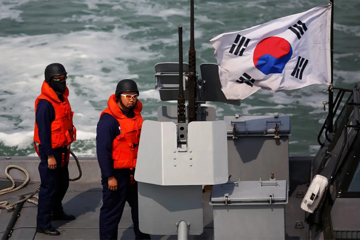 Cənubi Koreya [[KXDR gəmisinə]] xəbərdarlıq atəşi açdı