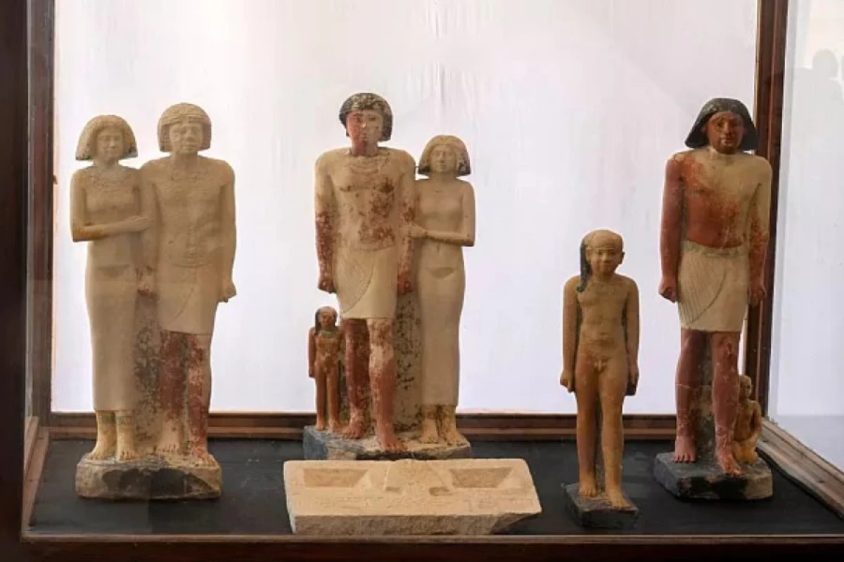 Misirdə 4300 illik [[unikal ailə heykəli]] tapıldı