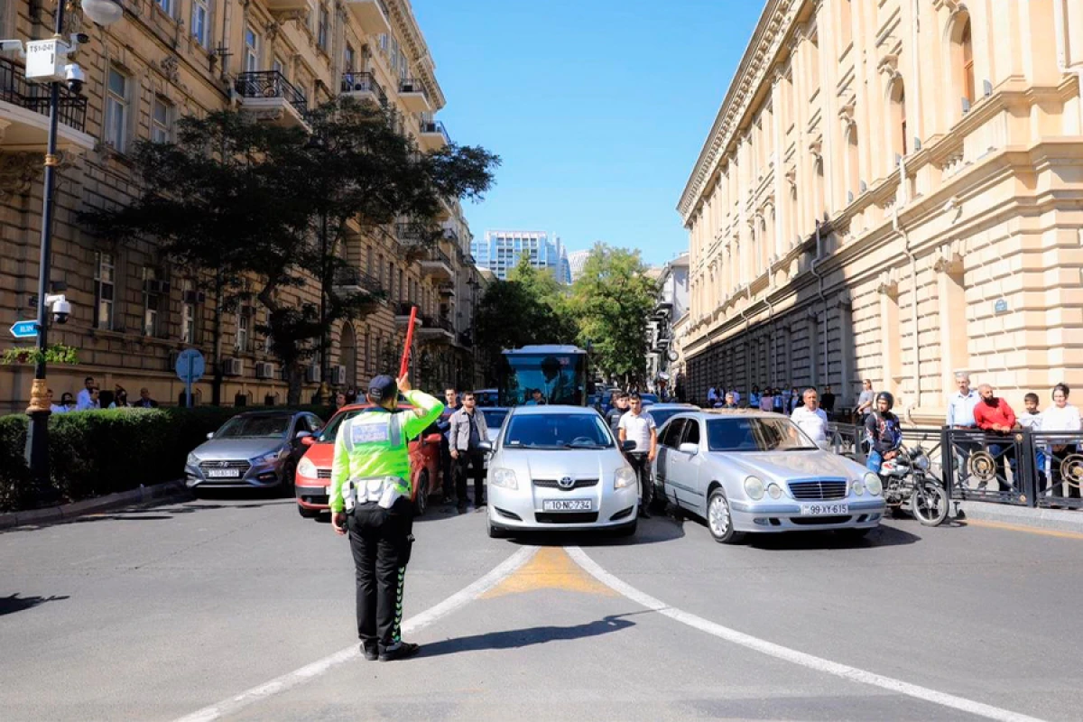 Şəhidlərin xatirəsi [[bir dəqiqəlik sükutla]] yad edildi